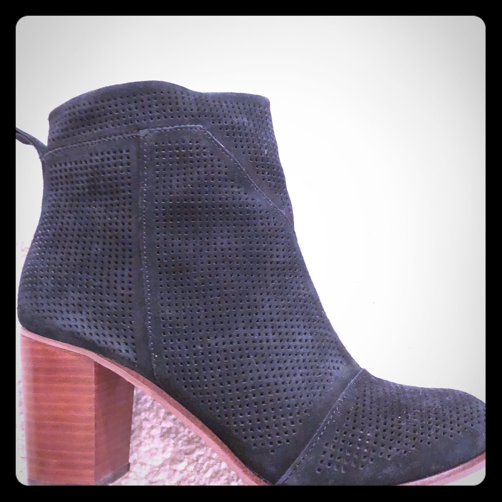 Toms Lunata Suede Bootie - size 10